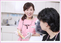 窓から光の差し込む診療室