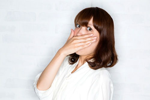 差し歯と歯茎の境目が黒くなるのはどうして? ©Fotolia 差し歯と歯茎の境目が黒くなるのはどうして? ©Fotolia