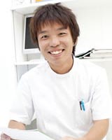 歯科医師 : 安達 俊一