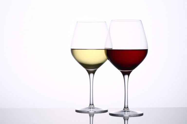 赤と白、歯を変色させるのはどっちのワイン？